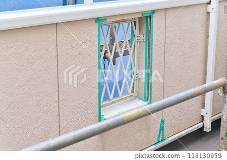 固化、遮蔽、重新填縫(陽台、陽台)房屋塗漆工作、固化膠帶 固化、遮蔽、重新填縫(陽台、陽台)房屋塗漆工作、固化膠帶 118130959