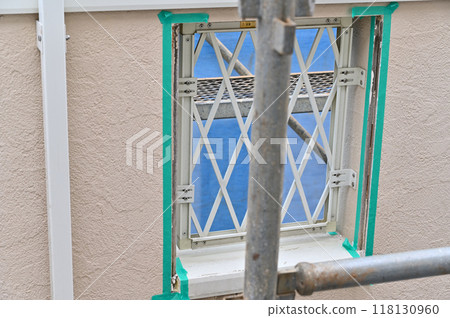 Protection, masking, re-caulking (veranda, balcony) Residential painting work, protection tape Protection, masking, re-caulking (veranda, balcony) Residential painting work, protection tape 118130960