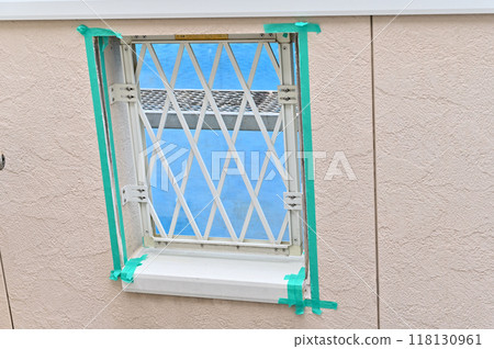 Protection, masking, re-caulking (veranda, balcony) Residential painting work, protection tape Protection, masking, re-caulking (veranda, balcony) Residential painting work, protection tape 118130961
