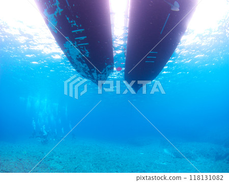 Underwater view of the bottom of the ship and divers 118131082