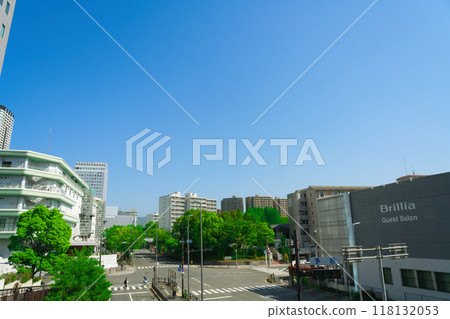 [Osaka Prefecture] Streets and fresh greenery around Senri Chuo Station in May 118132053