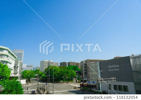 [大阪府]五月千里中央站週邊的城市景觀與新綠的路邊樹木 118132054
