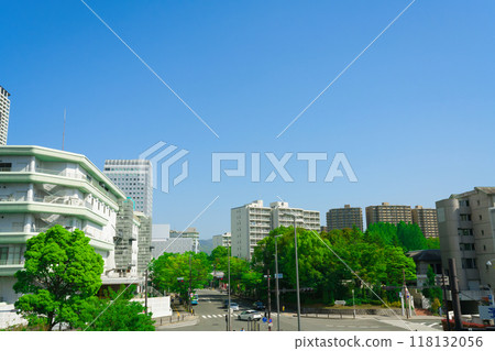 [大阪府]五月千里中央站週邊的城市景觀與新綠的路邊樹木 118132056
