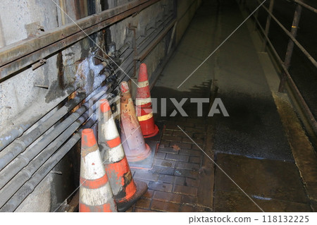 Groundwater gushing out from the tunnel wall Water leaking from inside the tunnel 118132225