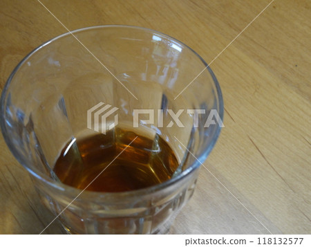 大麥茶、紅茶、咖啡、冰咖啡倒入玻璃杯中，複製空間 118132577