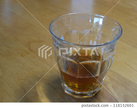 大麥茶、紅茶、咖啡、冰咖啡倒入玻璃杯中，複製空間 118132601