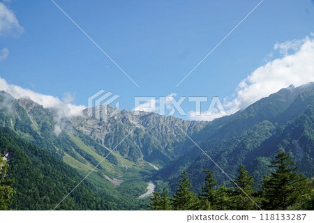上高地 - 藍天和高聳的山脈 上高地 - 藍天和高聳的山脈 118133287