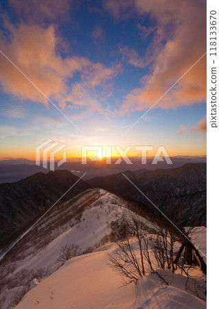 Ridgeline in the harsh winter Ridgeline in the harsh winter 118133670