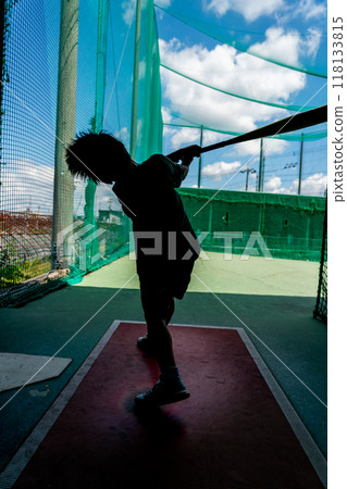 An elementary school student practices at a batting center, dreaming of becoming a baseball player in the future. An elementary school student practices at a batting center, dreaming of becoming a baseball player in the future. 118133815