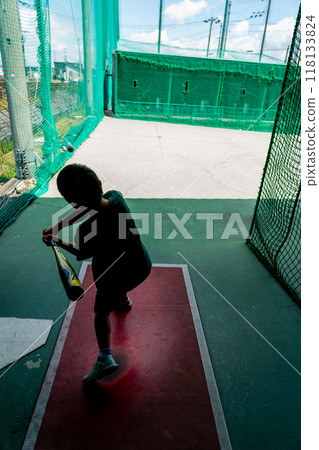 小學生們懷抱著未來成為棒球選手的夢想，在打擊中心練習。 118133824