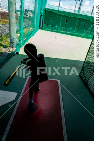 小學生們懷抱著未來成為棒球選手的夢想，在打擊中心練習。 118133826