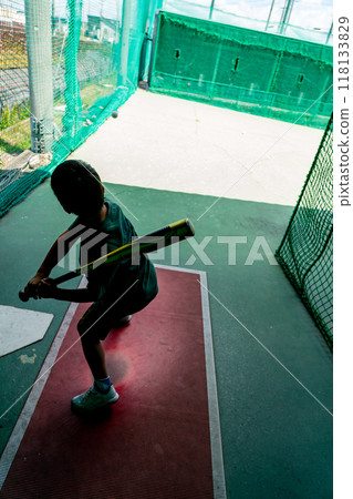 小學生們懷抱著未來成為棒球選手的夢想,在打擊中心練習。 小學生們懷抱著未來成為棒球選手的夢想,在打擊中心練習。 118133829