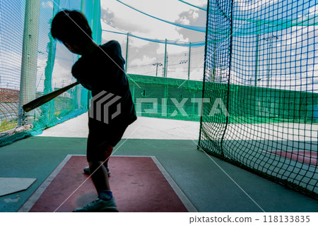 小學生們懷抱著未來成為棒球選手的夢想,在打擊中心練習。 小學生們懷抱著未來成為棒球選手的夢想,在打擊中心練習。 118133835