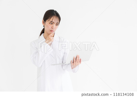 穿白大褂的女人，電腦故障 118134108