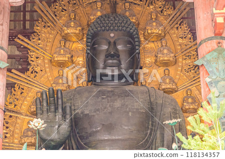 日本奈良縣東大寺大佛殿內的大佛 日本奈良縣東大寺大佛殿內的大佛 118134357