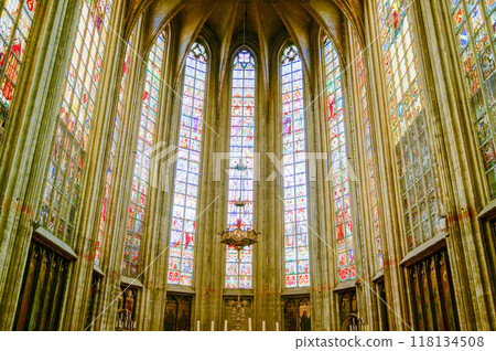 教堂內部有美麗的彩色玻璃 118134508