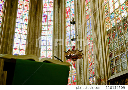 教堂內的講台和燈光 118134509