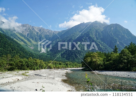 上高地的壯麗山川 上高地的壯麗山川 118134551
