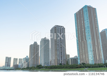 塔樓公寓建在水邊 塔樓公寓建在水邊 118134746