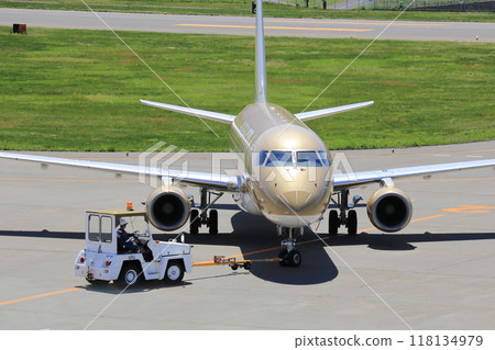 客機被牽引車牽引 客機被牽引車牽引 118134979