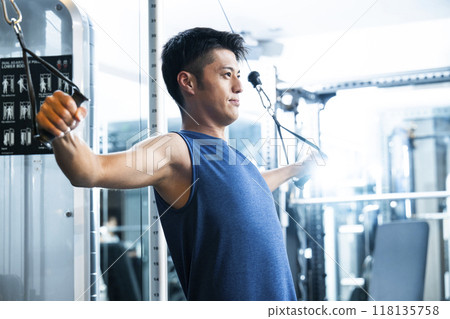 Sports gym, training gym, men, muscle training, exercise 118135758