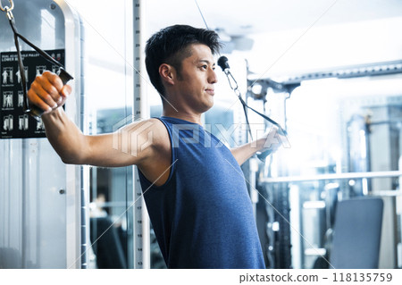 運動健身房訓練健身房男性肌肉訓練運動 118135759