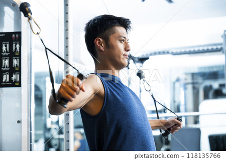 運動健身房訓練健身房男性肌肉訓練運動 118135766
