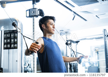 Sports gym, training gym, men, muscle training, exercise 118135797