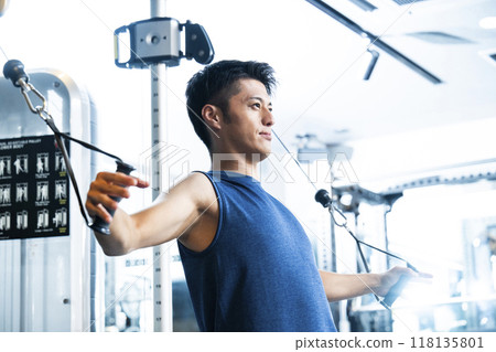 運動健身房訓練健身房男性肌肉訓練運動 118135801