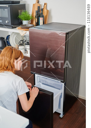 女人打開冰箱、家事、生活、生活方式 女人打開冰箱、家事、生活、生活方式 118136489