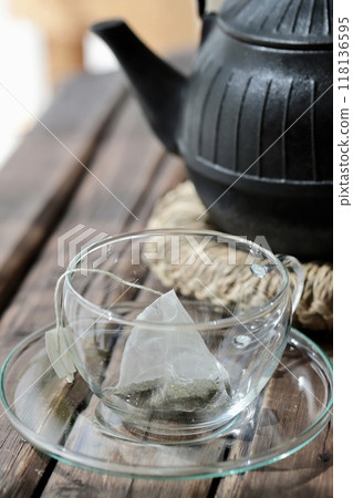 三角形綠茶包和鐵壺倒入熱水前 118136595