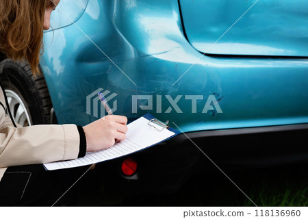 Insurance agent draws up documents after accident. Services of insurance companies concept 118136960