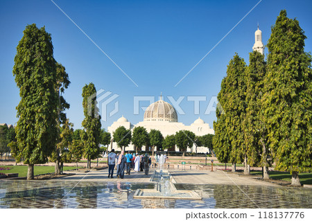 華麗的蘇丹卡布斯大清真寺的壯麗景色 118137776