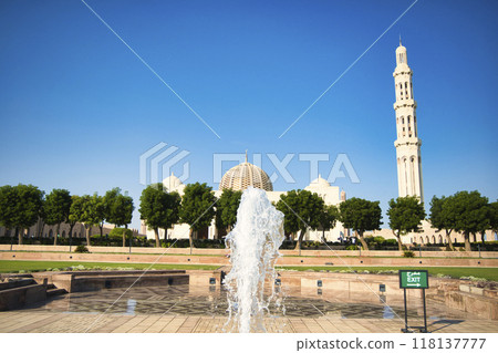 華麗的蘇丹卡布斯大清真寺的壯麗景色 118137777