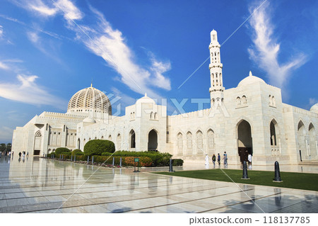 華麗的蘇丹卡布斯大清真寺的壯麗景色 118137785