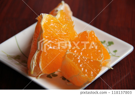Kanpei，一種柑橘類水果，切好後放在盤子上 118137803