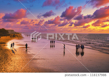 穆托拉周圍美麗的海灘日落景觀 穆托拉周圍美麗的海灘日落景觀 118137986