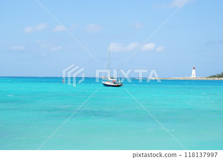 漂浮在藍色海的遊艇 漂浮在藍色海的遊艇 118137997