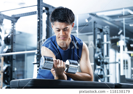 Sports gym, training gym, men, muscle training, exercise 118138179