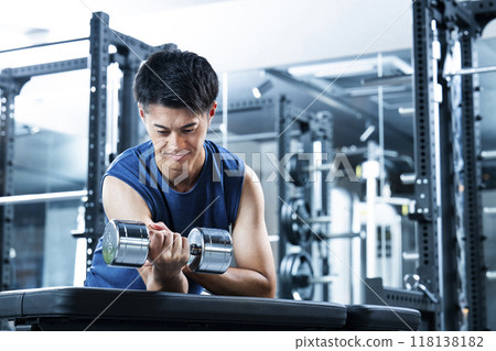 Sports gym, training gym, men, muscle training, exercise 118138182