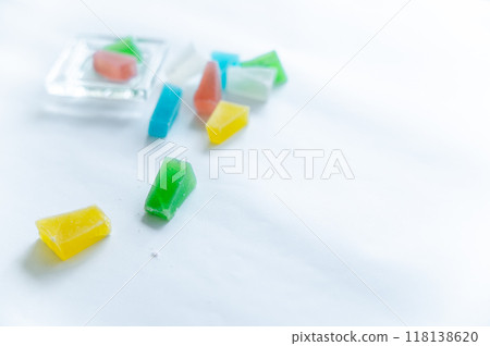 白色背景上的琥珀色糖 白色背景上的琥珀色糖 118138620
