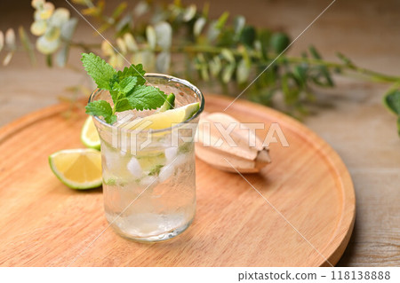 檸檬水,檸檬水,蜂蜜檸檬水,冷,檸檬。用薄荷葉裝飾。 檸檬水,檸檬水,蜂蜜檸檬水,冷,檸檬。用薄荷葉裝飾。 118138888