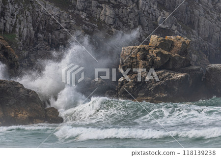 Large waves of the Atlantic Ocean crash against the rocks of a cliff 118139238