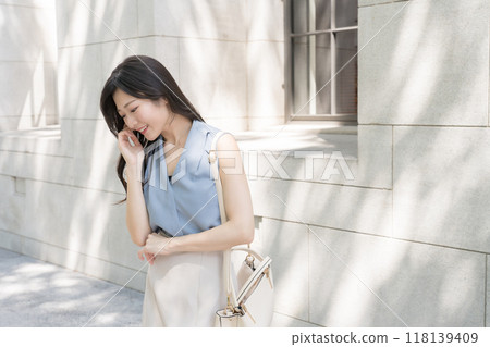 女商人擔心在辦公區 118139409