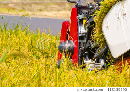 大型聯合收割機正在收割水稻 118139590