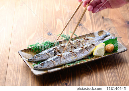 Autumn taste: Salt-grilled pacific saury from Hokkaido 118140645