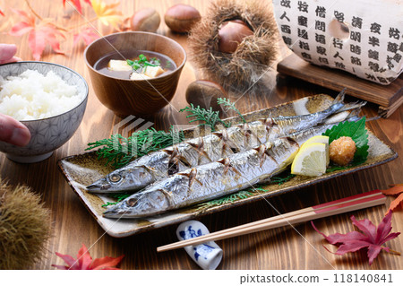 秋天的味道：鹽烤秋刀魚、栗子、味噌湯、米飯 118140841