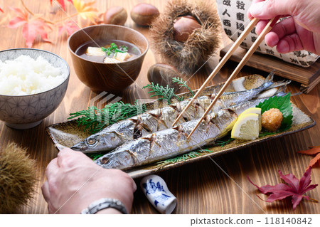 秋天的味道:鹽烤秋刀魚、栗子、味噌湯、米飯 秋天的味道:鹽烤秋刀魚、栗子、味噌湯、米飯 118140842