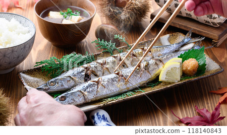 秋天的味道：鹽烤秋刀魚、栗子、味噌湯、米飯 118140843
