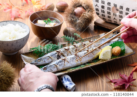 秋天的味道：鹽烤秋刀魚、栗子、味噌湯、米飯 118140844